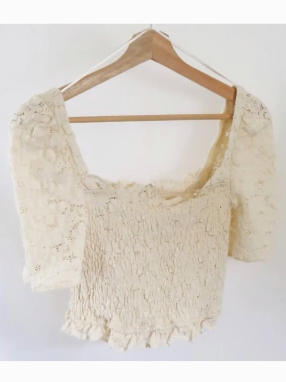Zara cream-colored floral lace crop top featuring a square neckline Size XS - Picture 3 of 7
